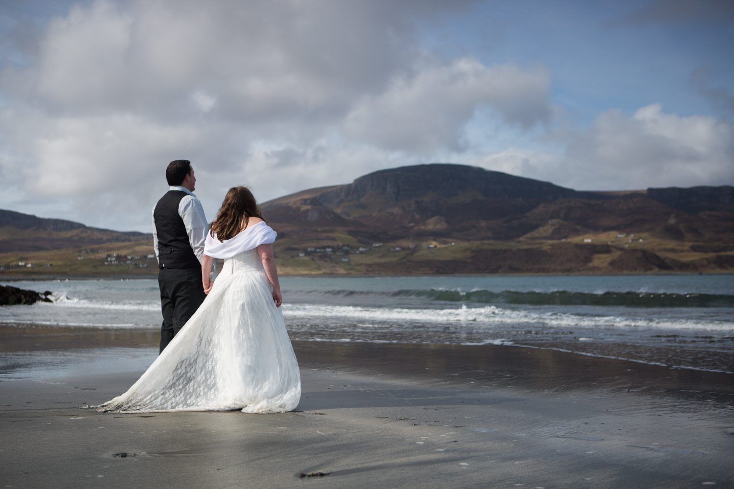 Elopement photography at Staffin beach with views to the Quiraing, Isle of Skye